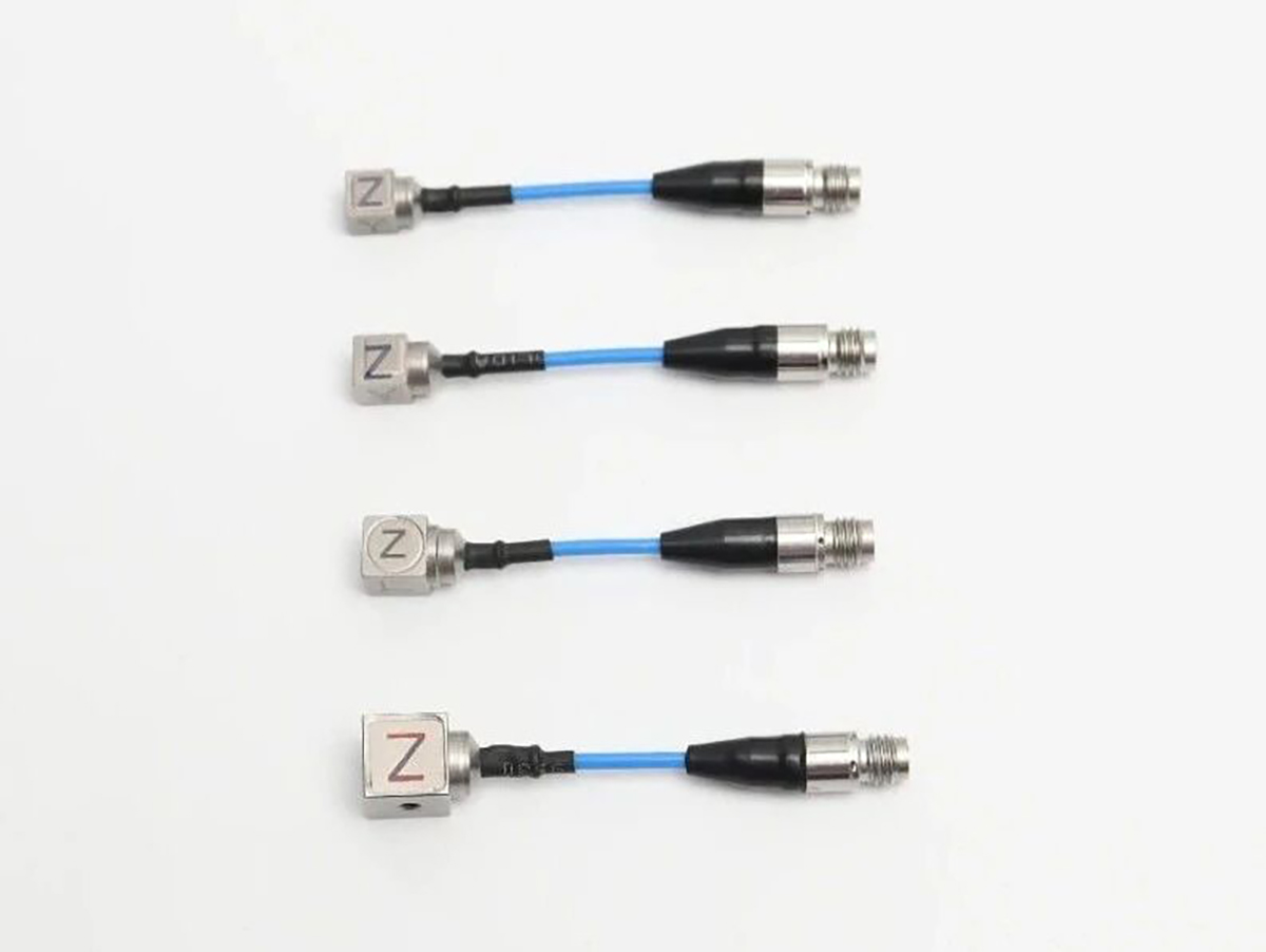 5、微型三轴加速度传感器整体线引出 5、微型三轴加速度传感器整体线引出